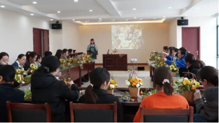 <a href=http://m.fair3xin.com target=_blank class=infotextkey><a href=http://m.fair3xin.com target=_blank class=infotextkey>雙良</a>環(huán)境</a>開展“三八女神節(jié)” DIY插花活動